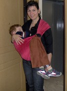 Παιδί 19 κιλών σε ring sling — τα slings αντέχουν περισσότερα κιλά από όσα η μαμά