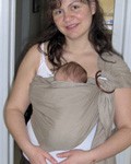 Μαμά με νεογέννητο μωρό σε ring sling