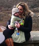Babywearing και θηλασμός με νεογέννητο
