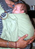 Όρθια θέση μωρού σε sling