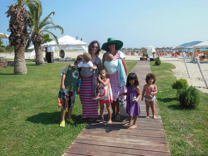 Babywearing στην παραλία
