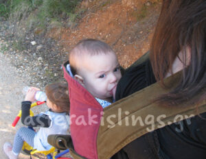 Μωράκι που θηλάζει σε μάρσιπο αγκαλιάς Αστεράκι Mei tai