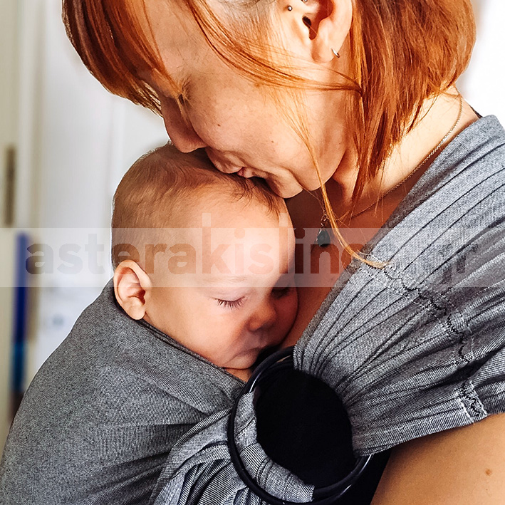 Φιλί στο μωράκι μέσα στο ring sling