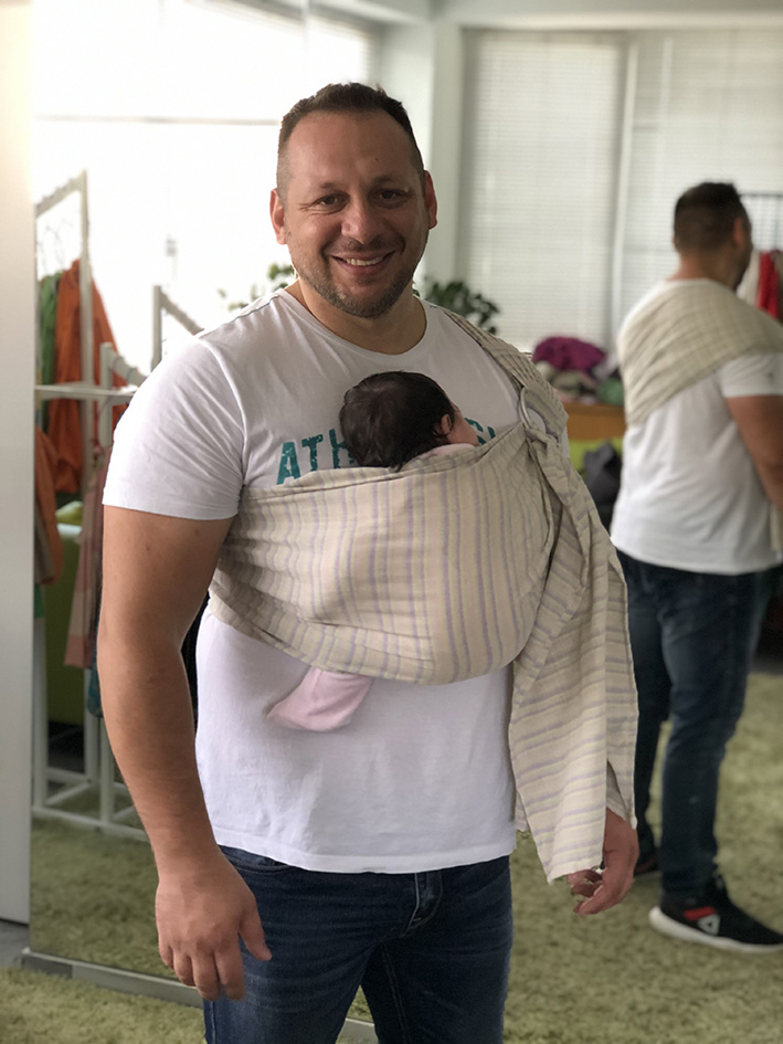 Big daddy με νεογέννητο σε sling