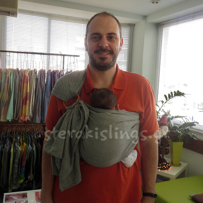Μπαμπάς με νεογέννητο στο showroom
