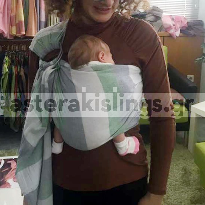Νεογέννητο σε deep seat ring sling — σωστή στάση ποδιών