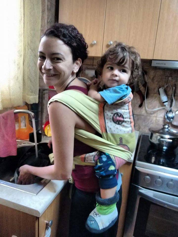 Καθημερινές δουλειές στο σπίτι με το μωρό σε μάρσιπο